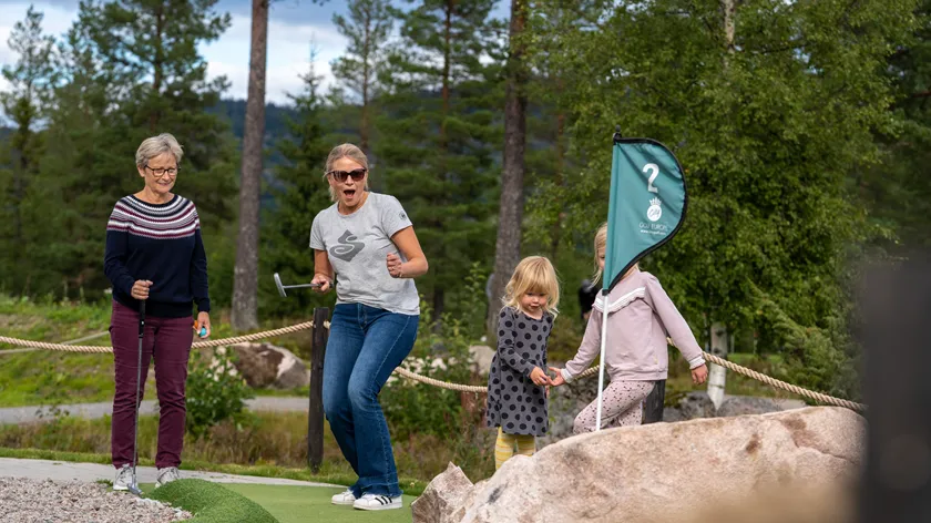 20_08_27-MINIGOLF-ELISABET-FAMILJ-MODELLER-14-11387014